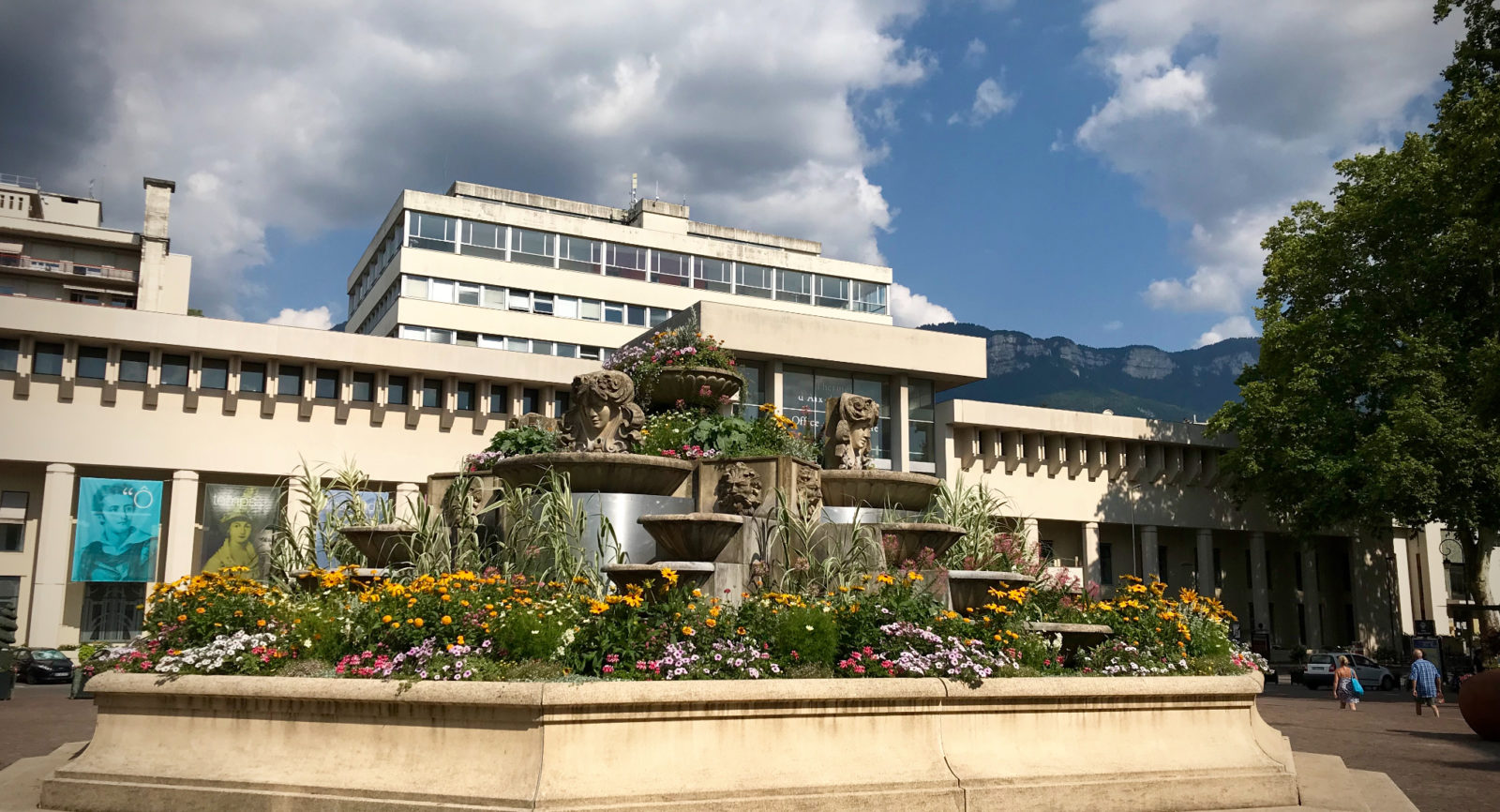 Vue d'Aix-les-Bains les thermes en été