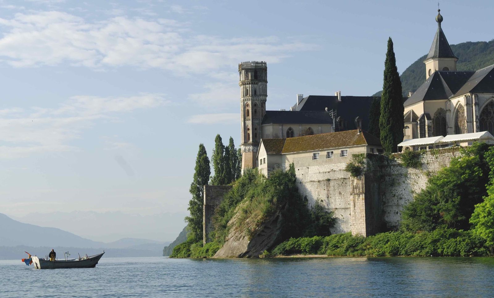 Abbaye d'Hautecombe barque sur le lac