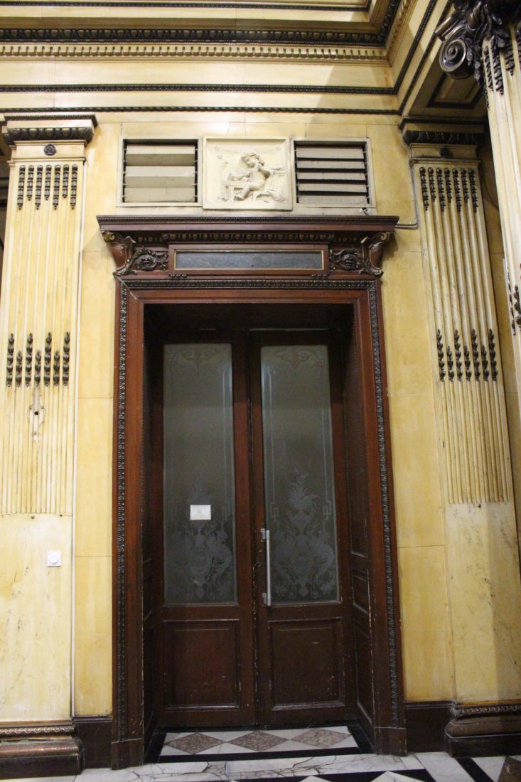 Aix les Bains ancien Grand Hôtel porte appartement Hall d'entrée