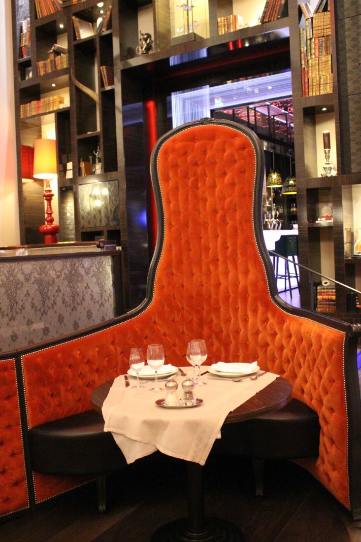 Aix-les-Bains Brasserie du Casino fauteuil rouge