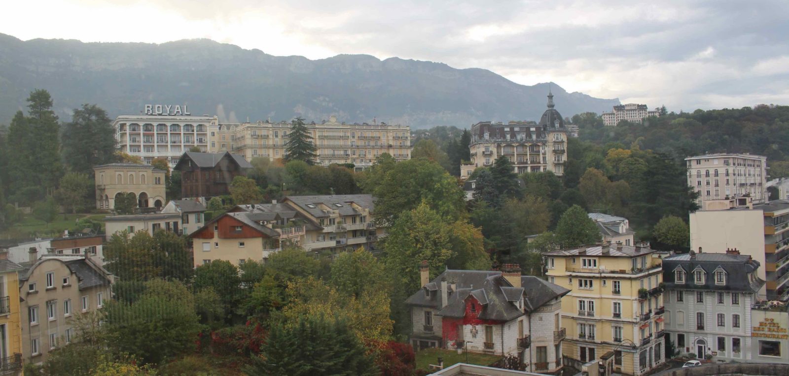 Une vue d'Aix-les-Bains et palaces