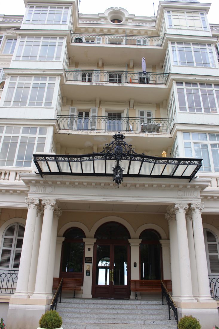 Aix-les-Bains, le Splendide entrée avec marquise