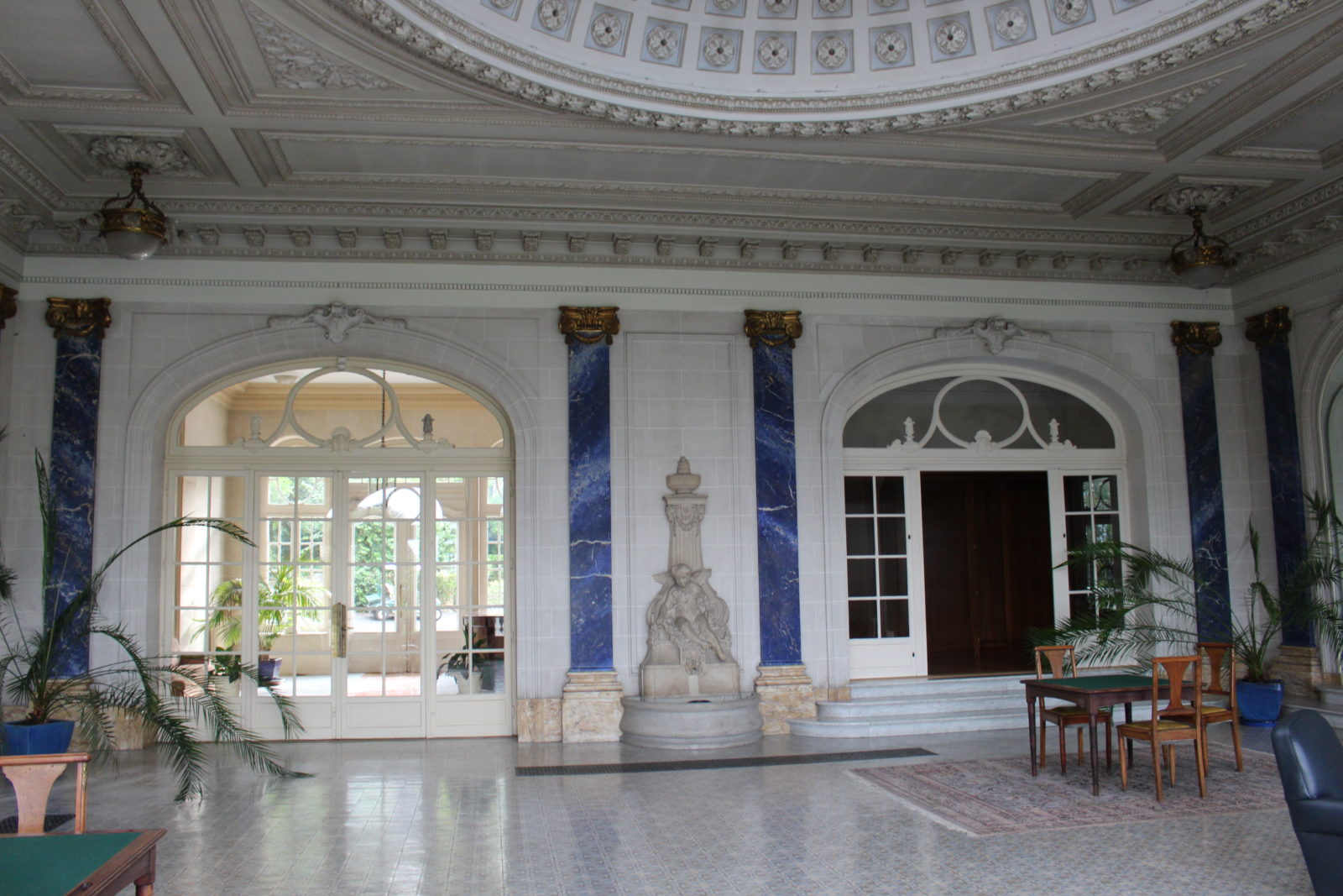 Aix-les-Bains, salon du Royal avec colonnes en lapis lazuili