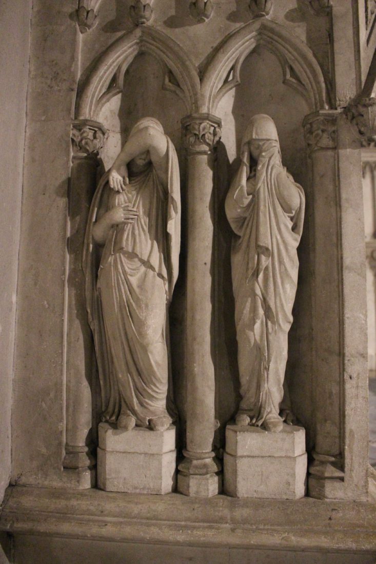 Abbaye d'Hautecombe intérieur - statues pleureuses