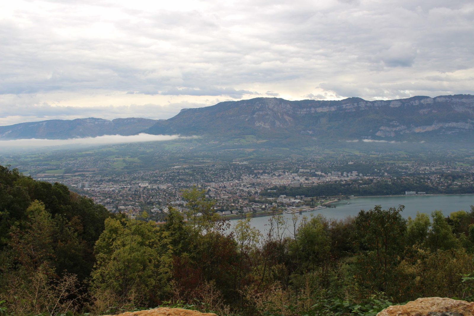 Vue d'Aix les Bains let le lac du Bourget