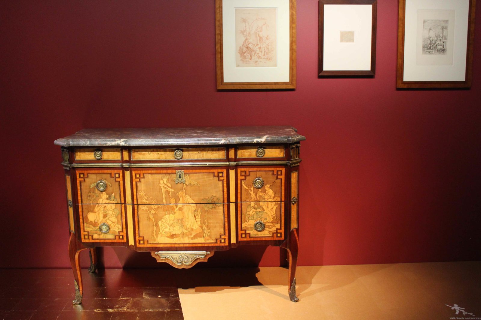 commode à décor d'après Boucher