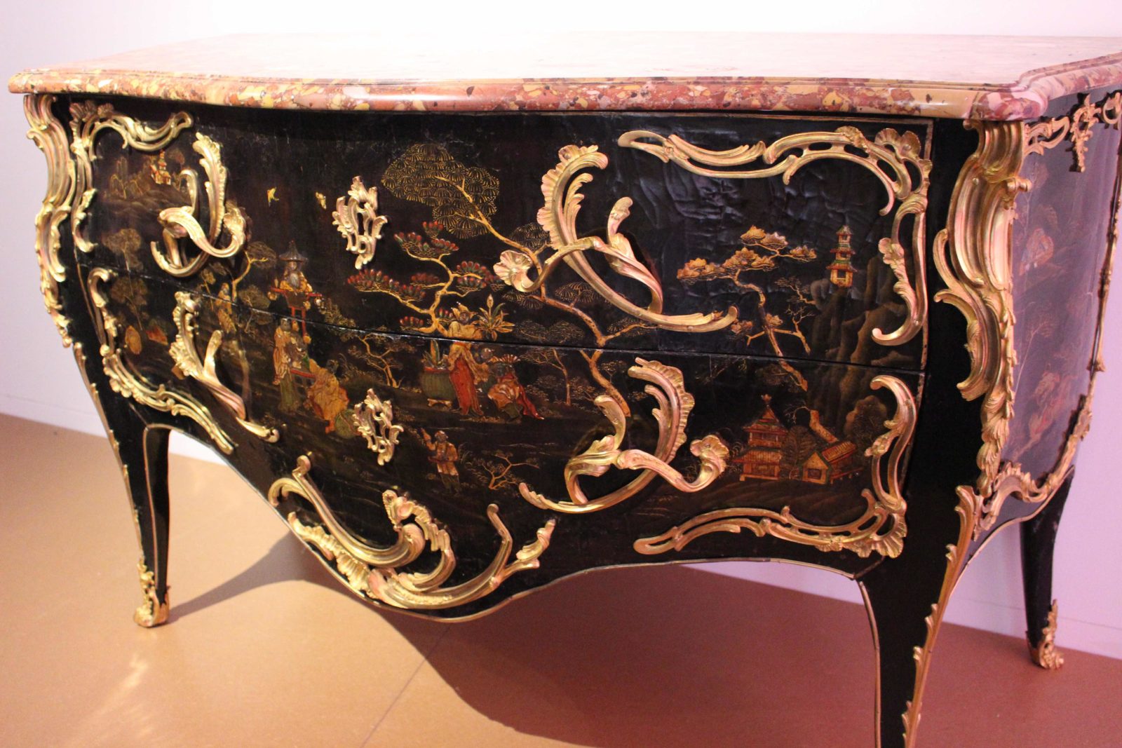 commode laque chinoise d'après un dessin de F.Boucher