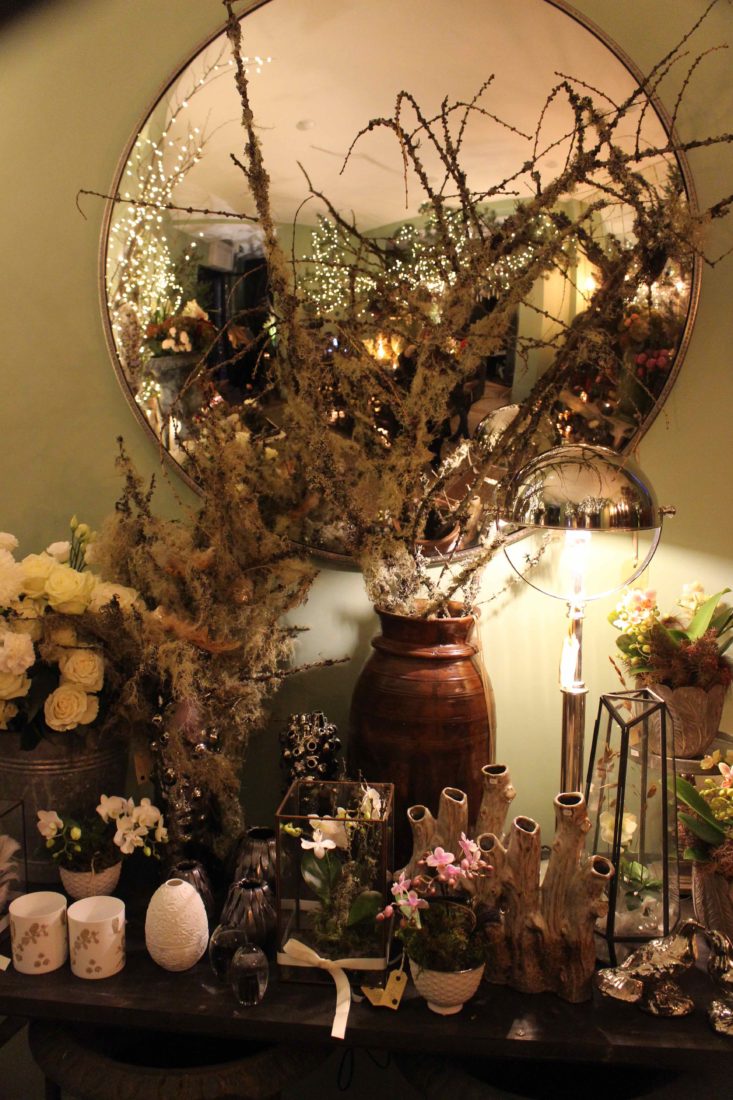 Rémy Jaggi Intérieurs à Lausanne miroir, fleurs blanches, lampe