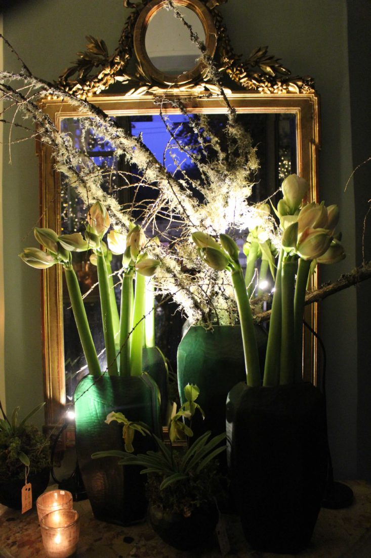Rémy Jaggi Intérieurs à Lausanne miroir doré, fleurs
