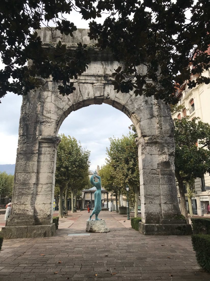 Aix les Bains arc et statue