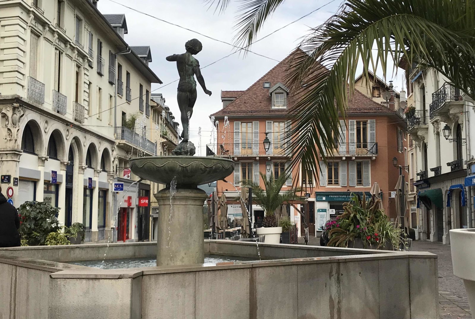 Place et fontaine à Aix les Bains