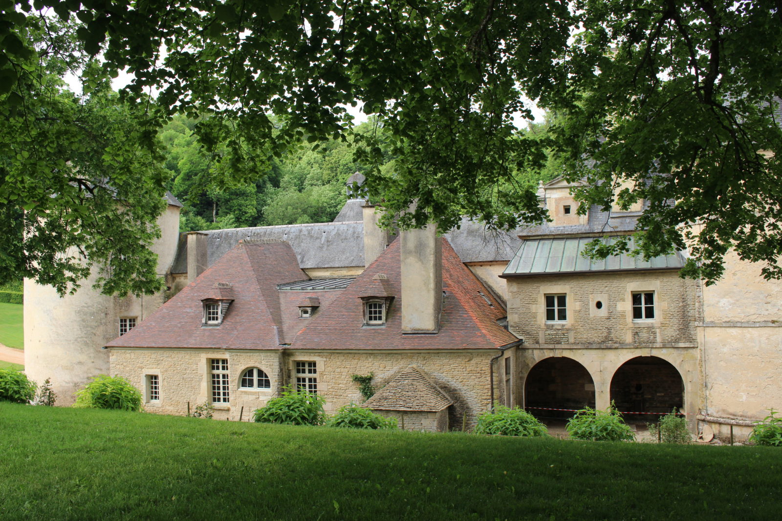 Château de Bussy-Rabutin en été