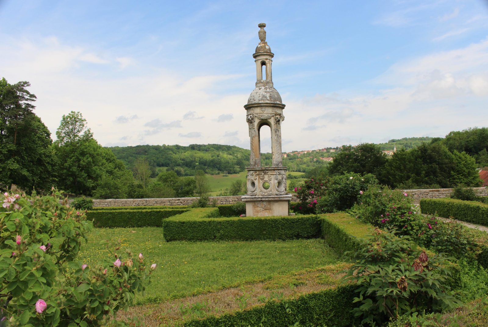 Parc du Château de Bussy-Rabutin en été