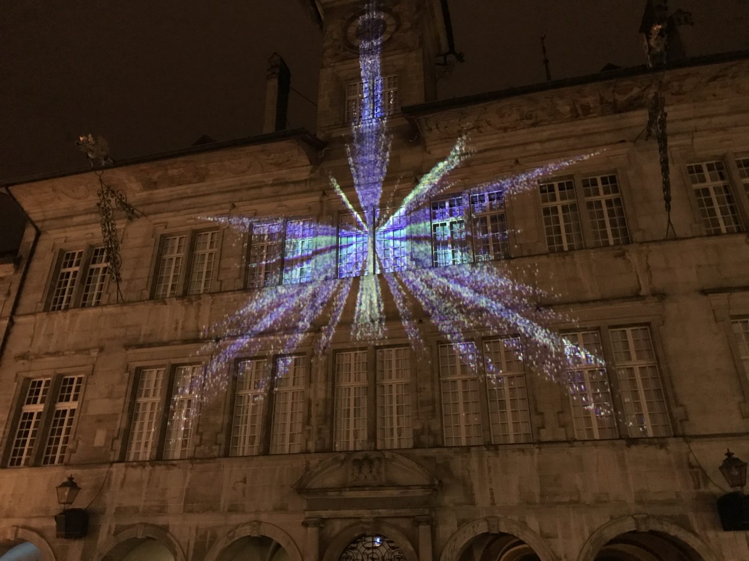 Lausanne ~ Place de la Palud hôtel de ville illuminé explosion