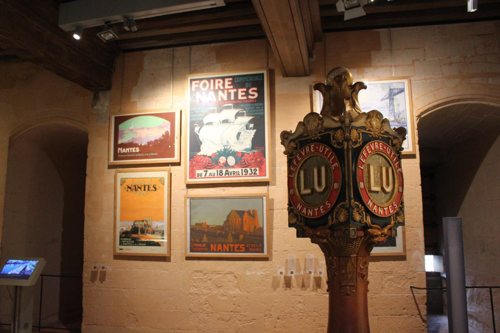 Nantes ~ Château des Ducs de Bretagne musée affiches pub LU