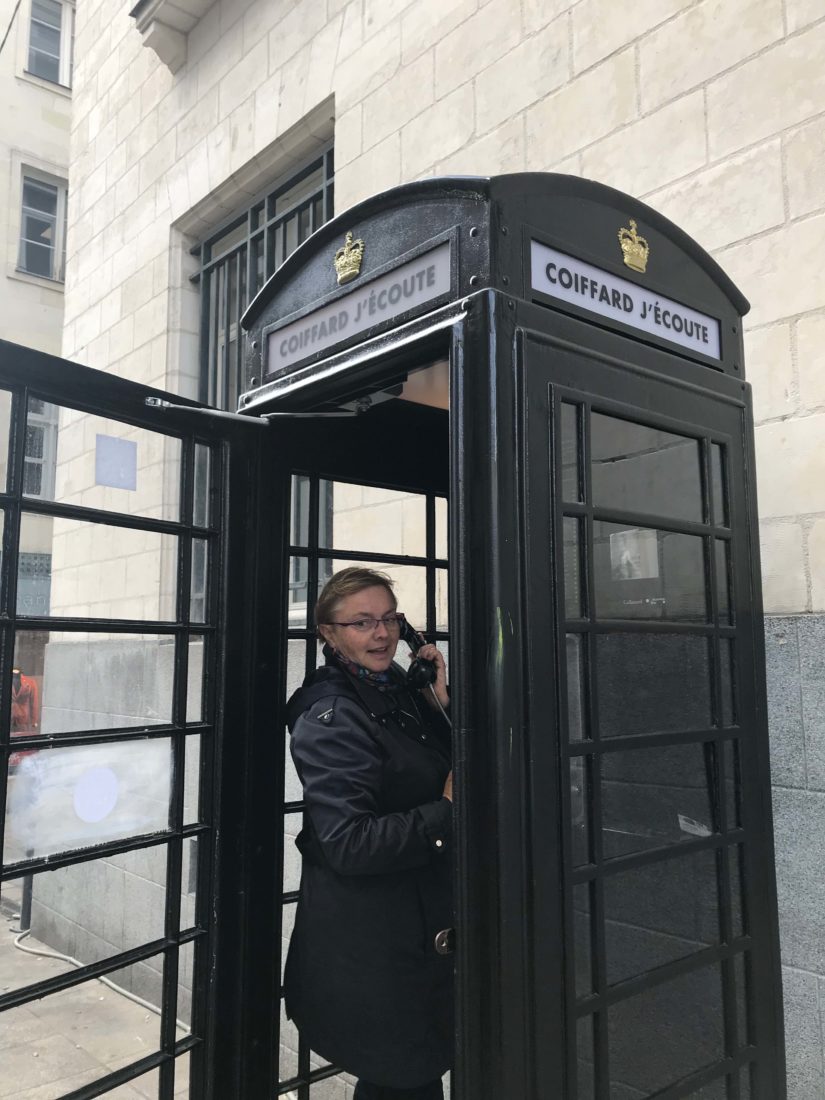 Nantes librairie Coiffard lecture dans cabine téléphonique 