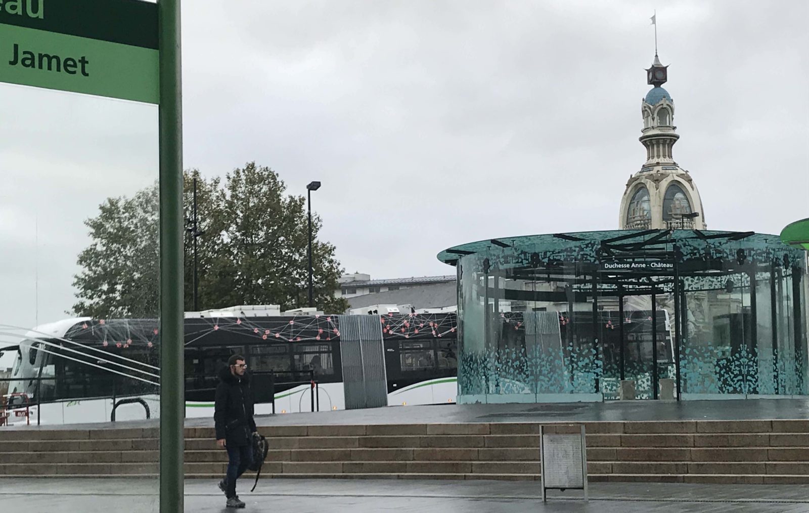 Nantes ~ La Tour LU depuis arrêt de tram