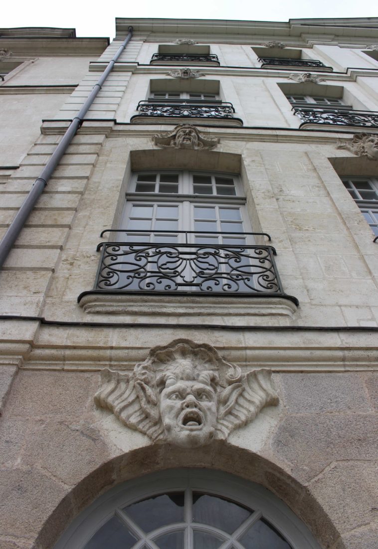 Nantes, façade mascarons quai de la fosse 
