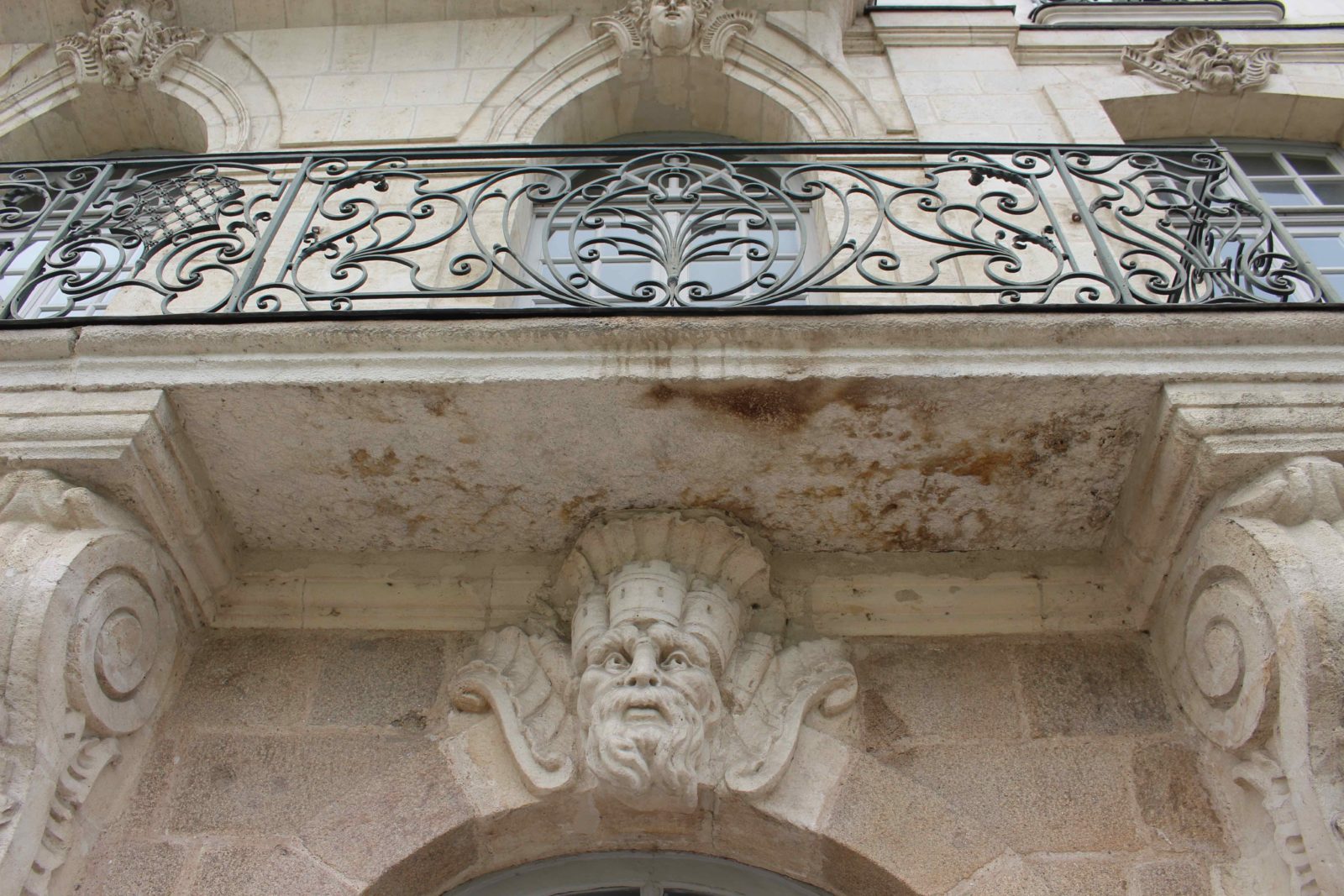 Nantes, façade quai de la Fosse - balcon