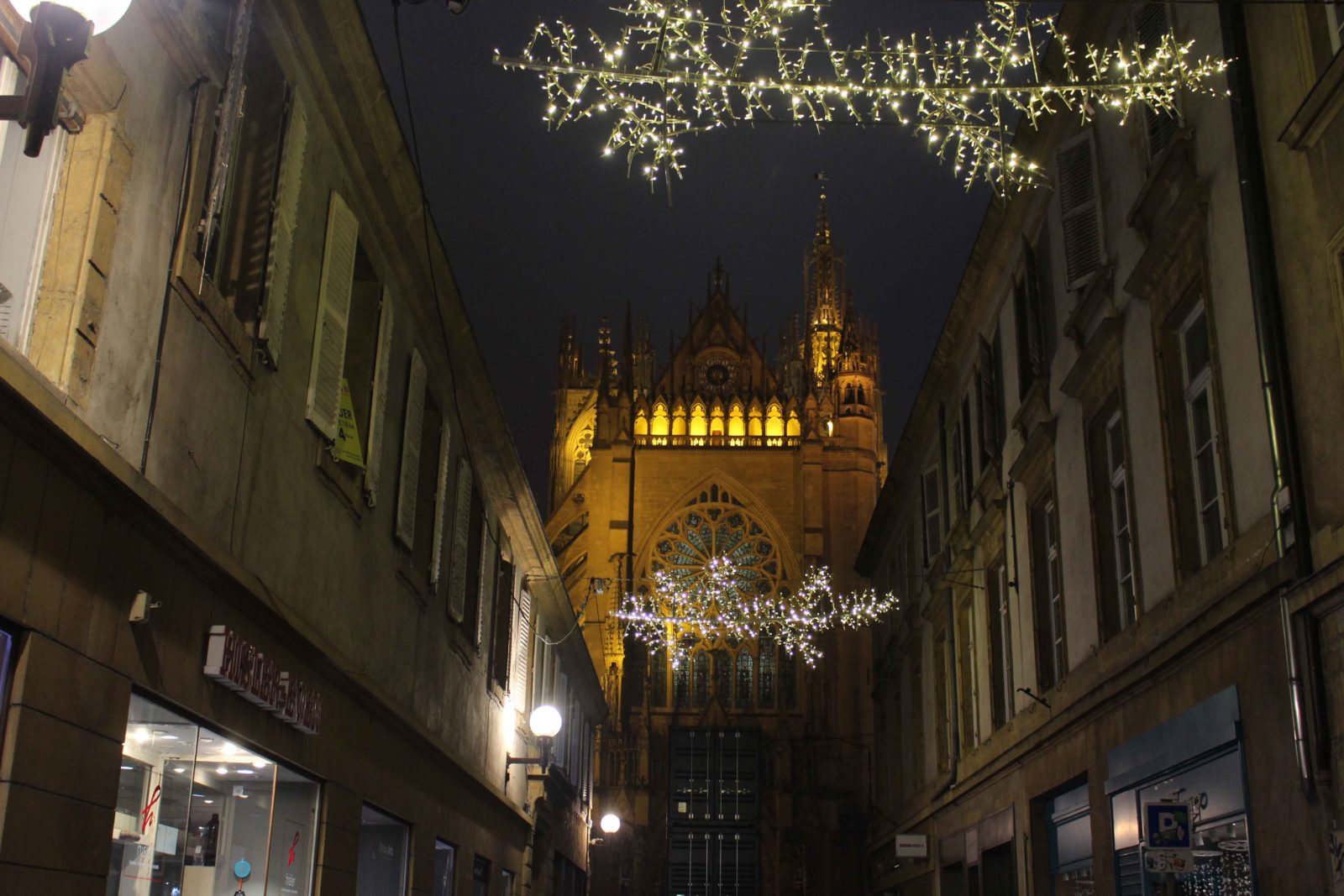 Metz cathédrale de nuit avec décorations Noël