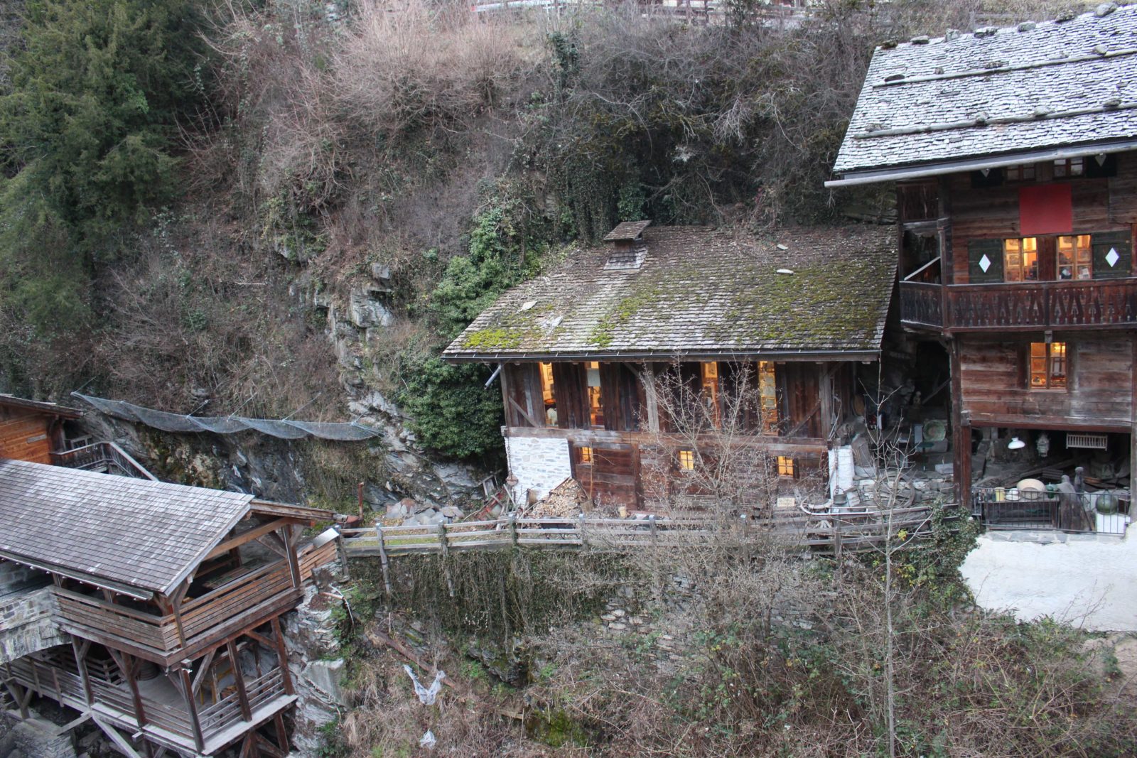 La Tine, Troistorrents - le moulin, maisons accolées aux rochers