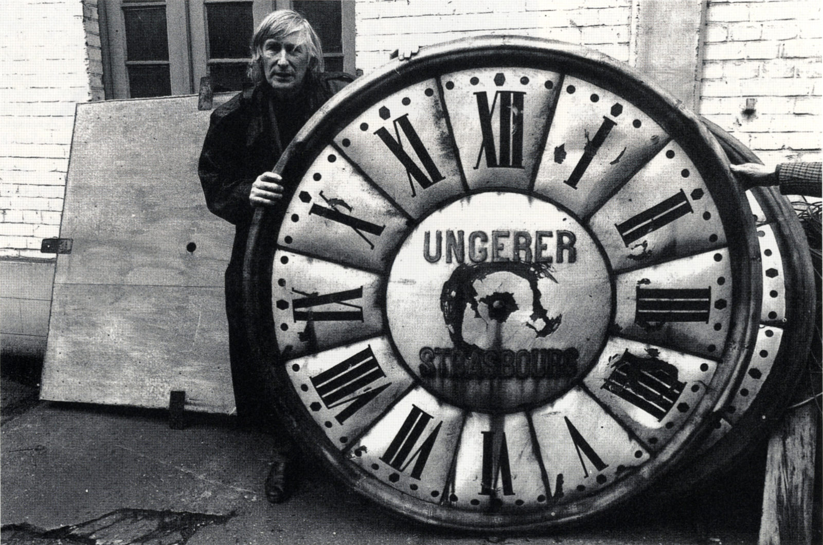 Tomi Ungerer avec un cadran d’horloge monumentale firme Ungerer