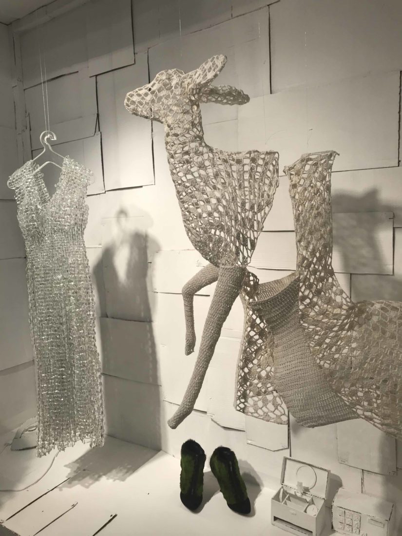 Mudac lausanne Extraordinaire ! Robe et cintre en verre