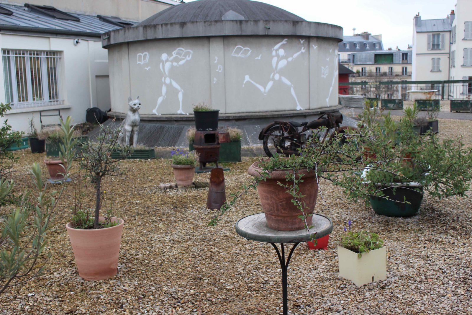 Cité Véron Paris terrasse Boris Vian Prévert Homme blanc Mesnager