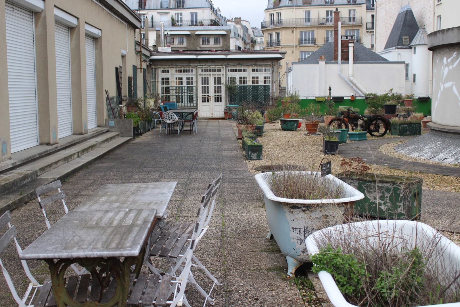 Cité Véron Paris terrasse Boris Vian Prévert