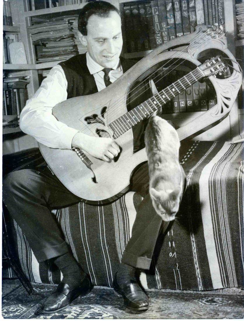Boris Vian joue de la guitare Lyre