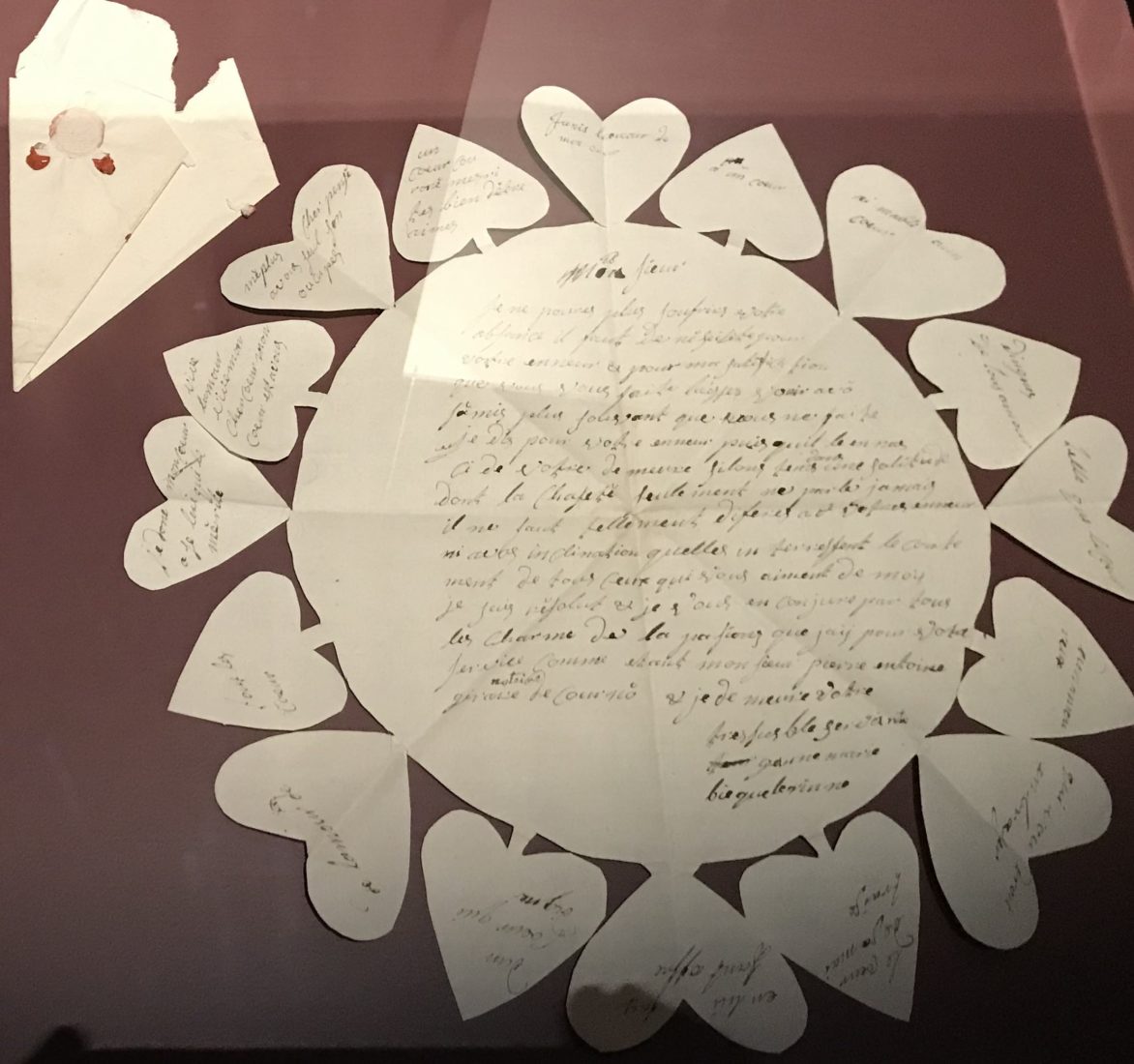 Lettre d'amour sur papier découpé avec coeurs