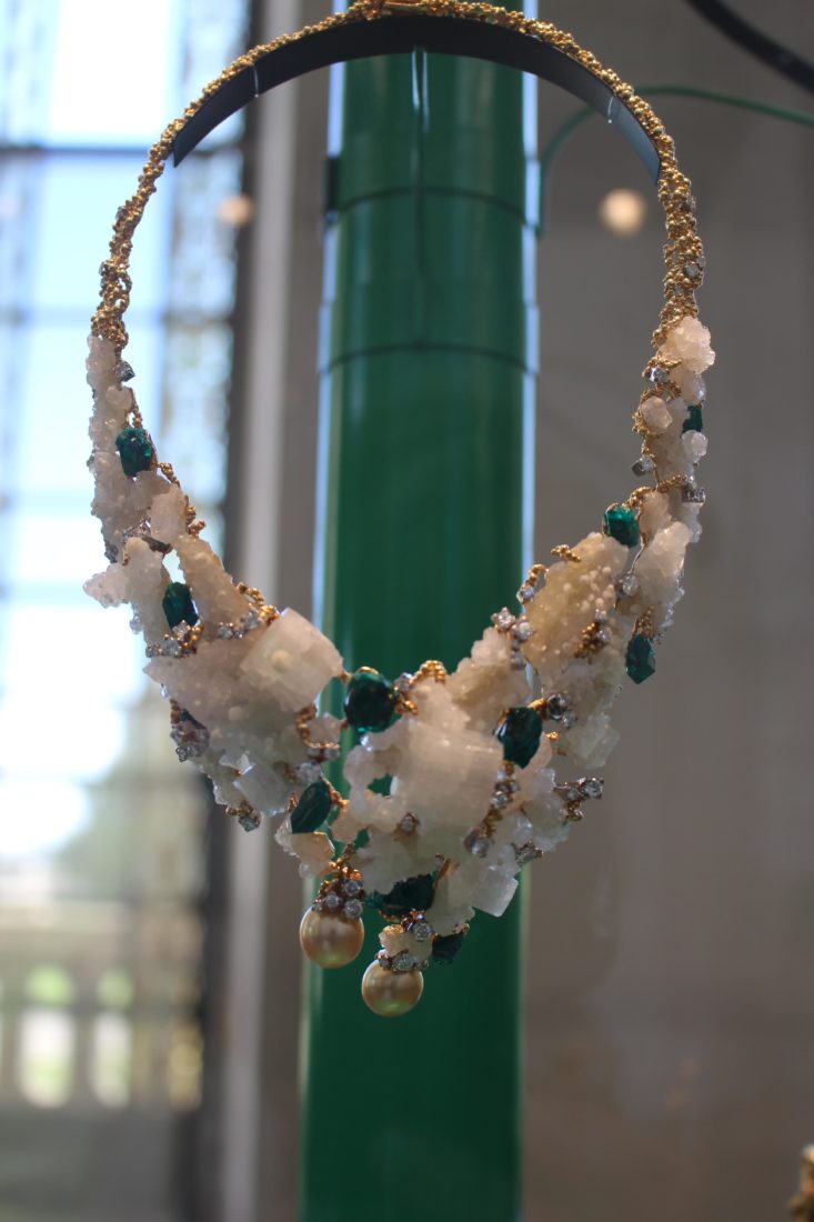 Gilbert Albert, Demi-parure. Perlé or jaune et blanc, cristaux de préhnite et de dioptase