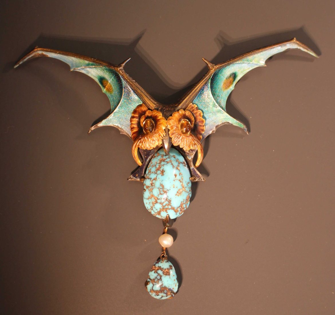 Pochelon Frères. Pendentif Genève. Or et argent ciselé, gravé, émaillé, turquoises, perle baroque 