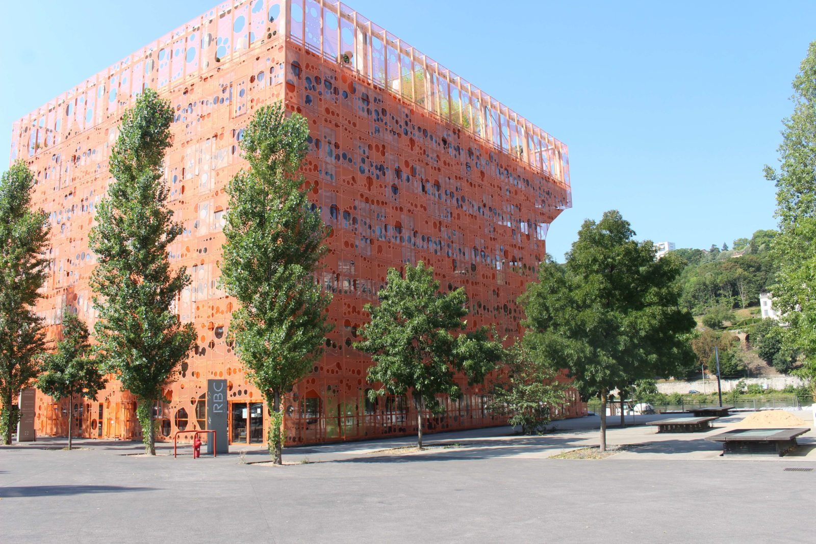 Confluences Lyon cube orange sur le quai Rambaud