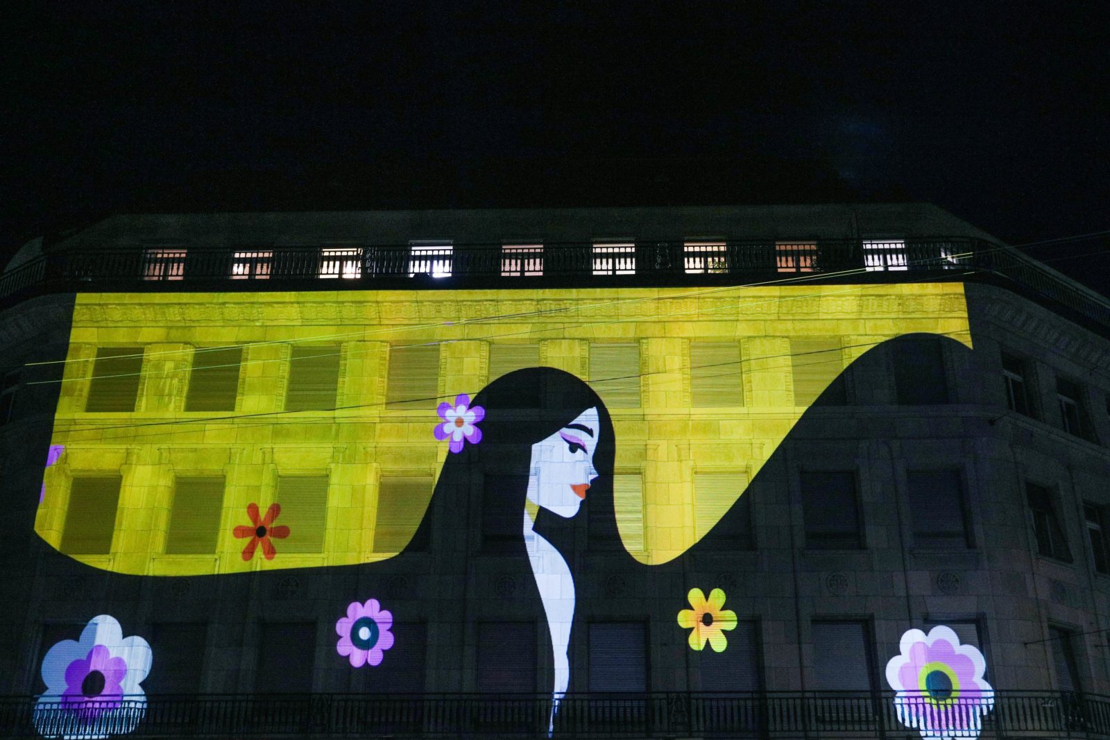 Festival Lausanne Lumières 2020 femme Arc-en-ciel jaune