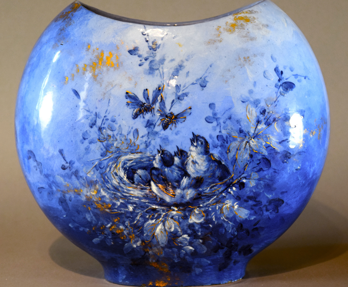 Longwy - Vase signé Emmanuel Kilbert, décor barbotine en camaïeu bleu, Longwy