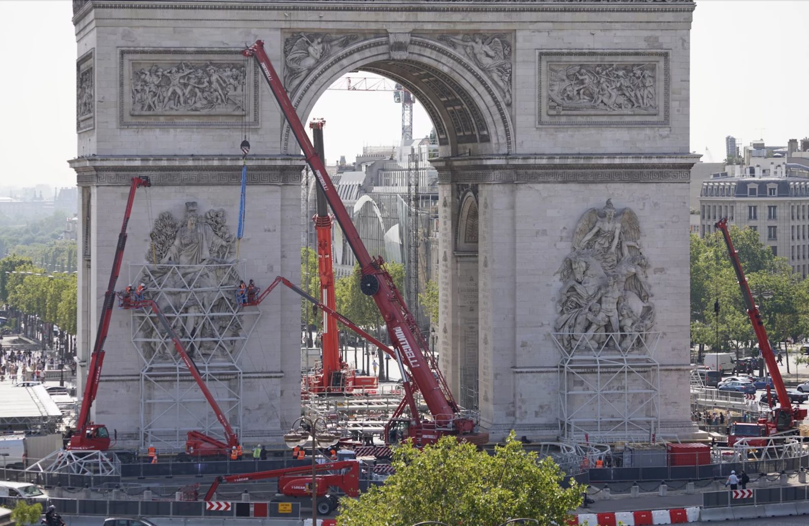 Christo  l'Arc de Triomphe empaqueté - installation