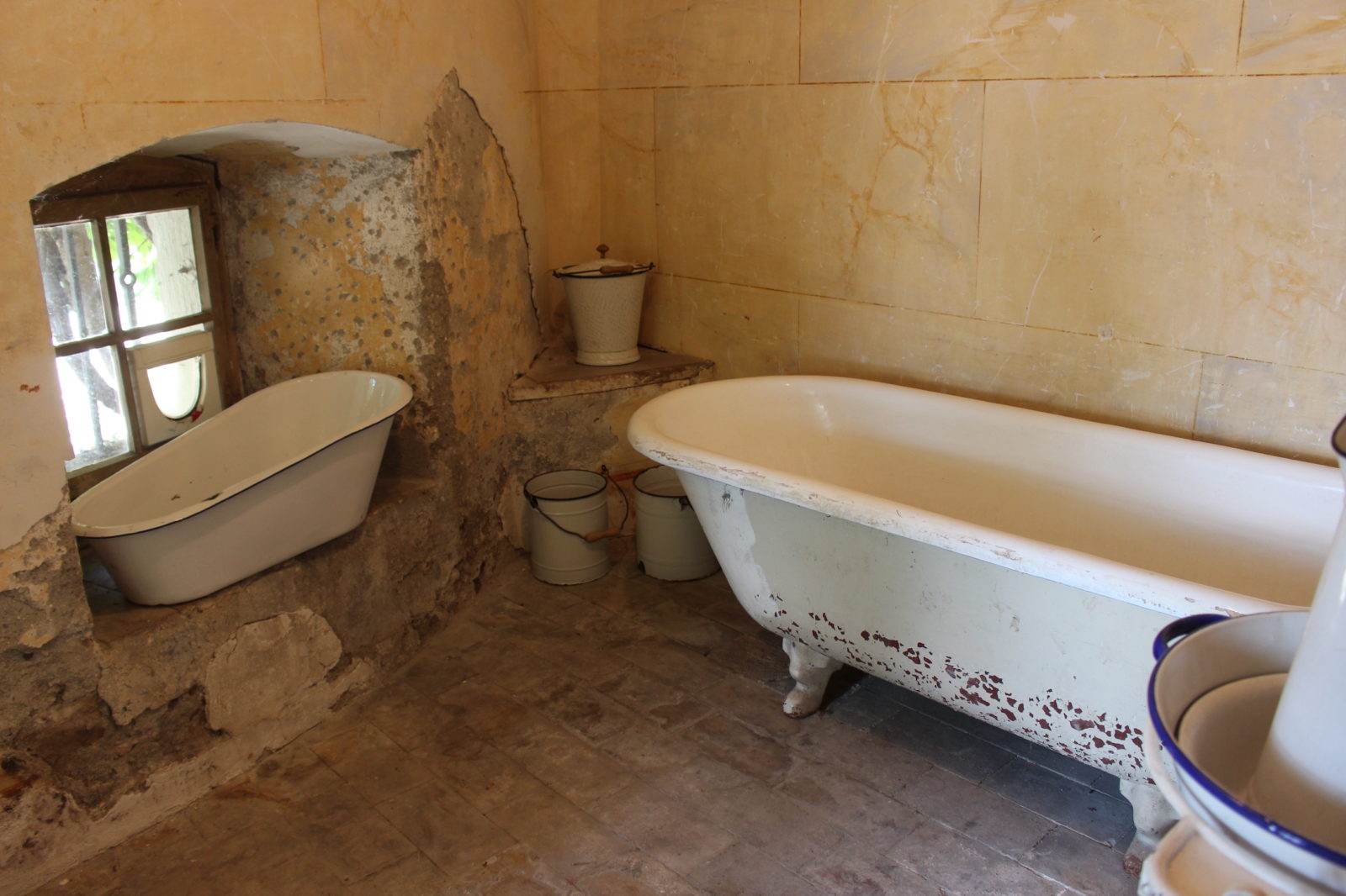 Domaine de La Doges salle de bain ancienne