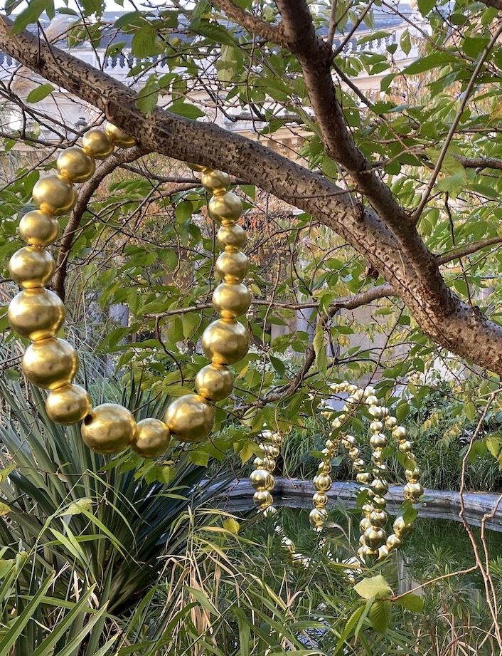 Jean Michel Othoniel Colliers suspendus dans le jardin du Petit Palais