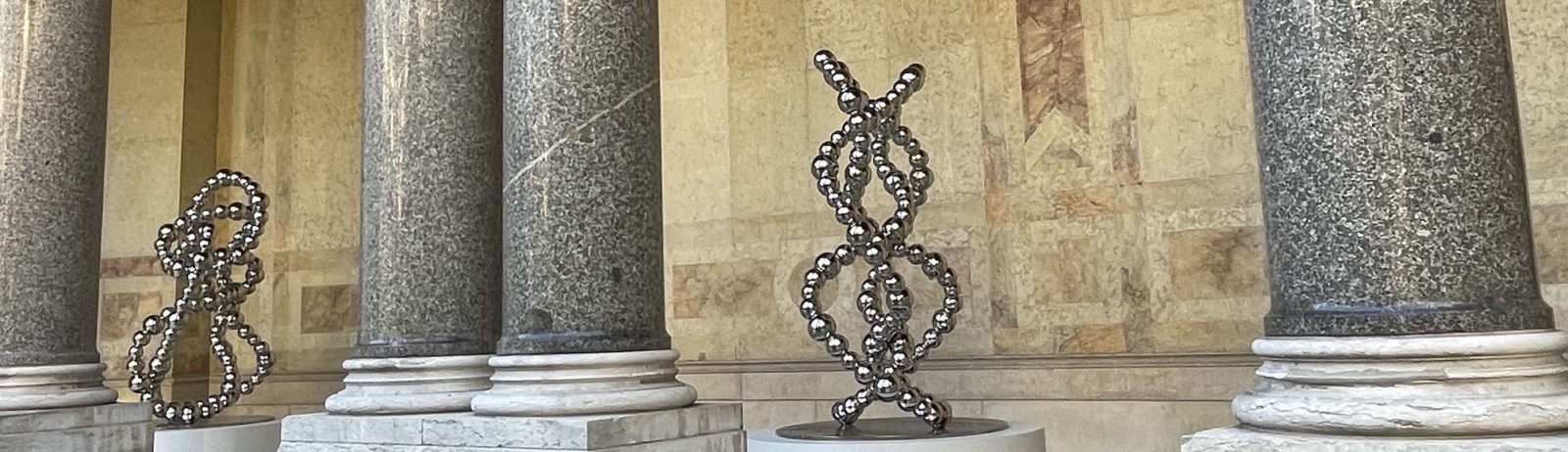 Othoniel sculptures entre les colonnes du Petit Palais