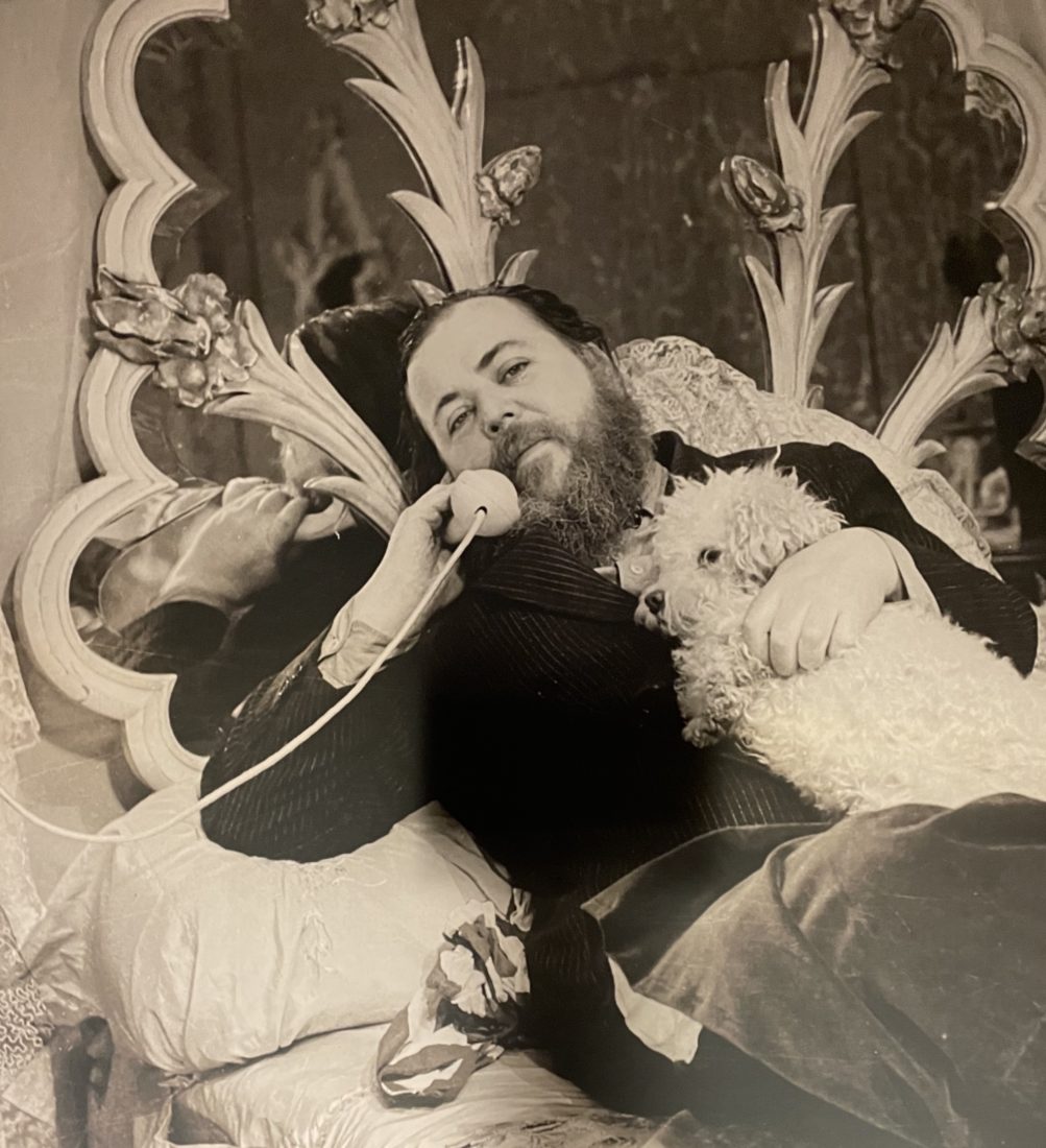 Christian Bérard, avec son chien Jacinthe,