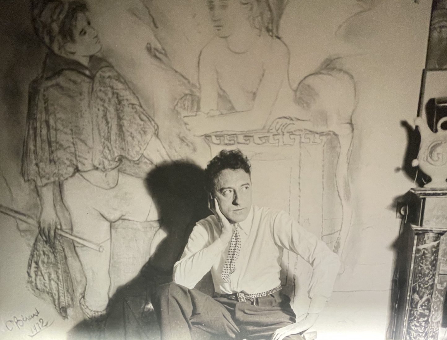Jean Cocteau devant Œdipe et le   sphinx Bérard