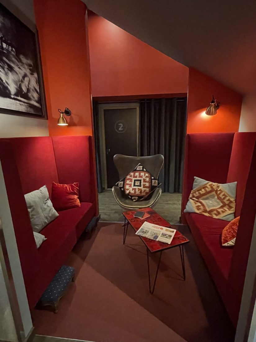 hotel Le Magic Hall - Rennes coin salon rouge