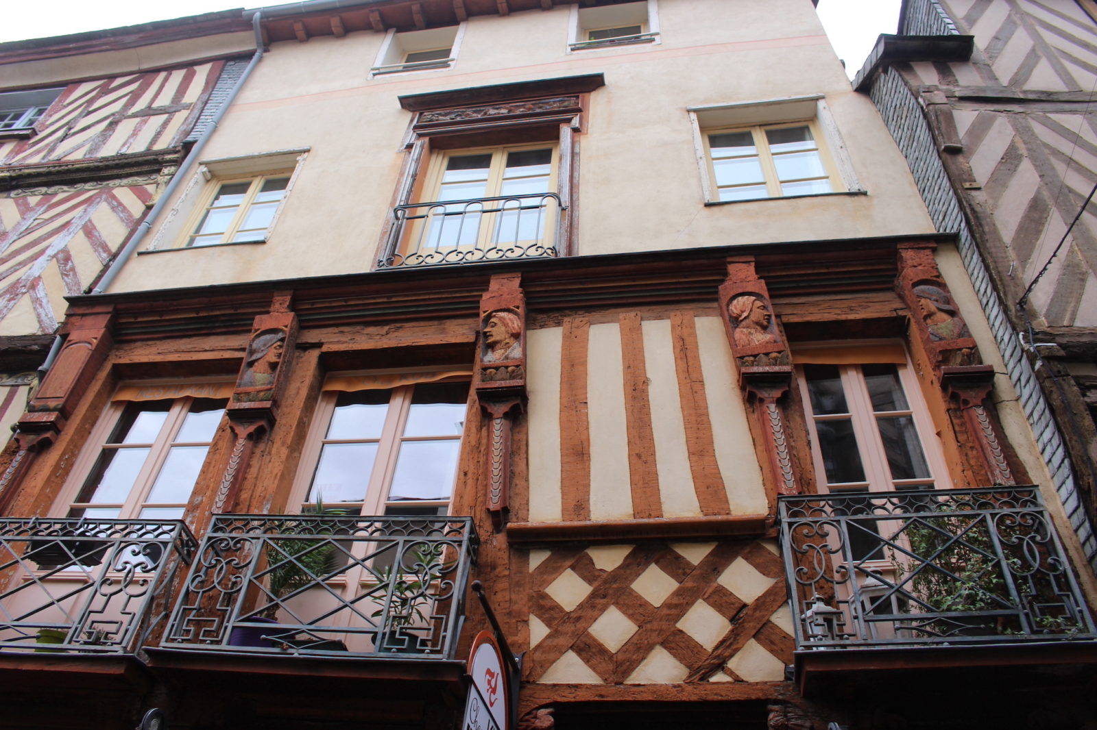 Rennes Rue du chapitre maison à pans de bois