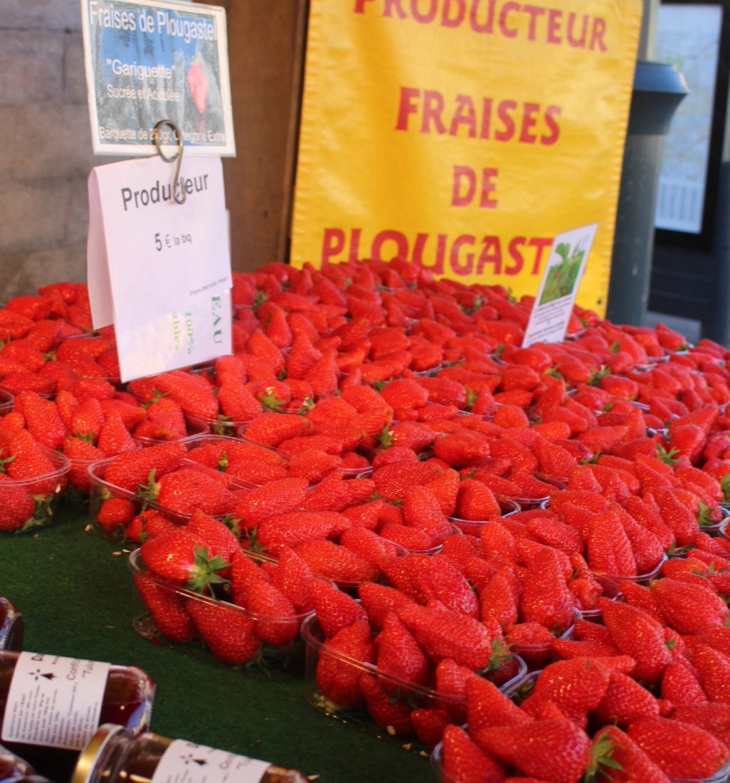 Rennes marché des Lices lées fraises de Plougastel