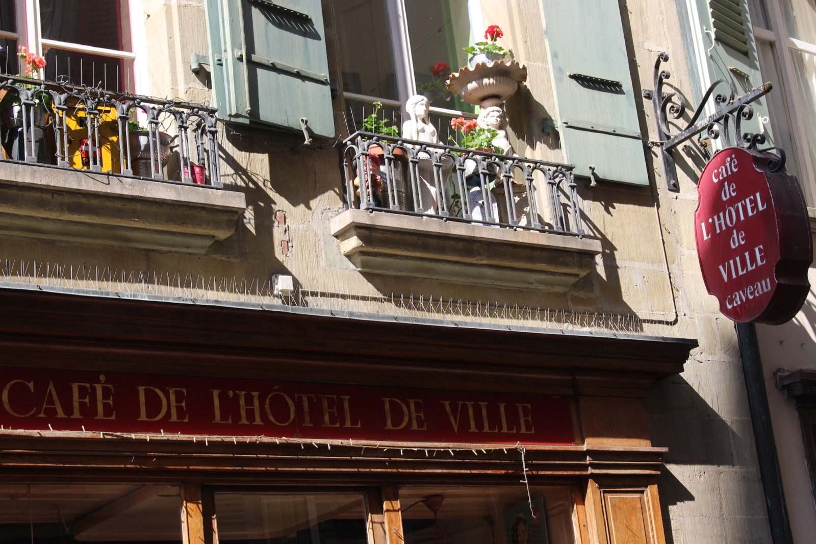 Café historique  Lausanne - façade café de l'Hôtel de ville