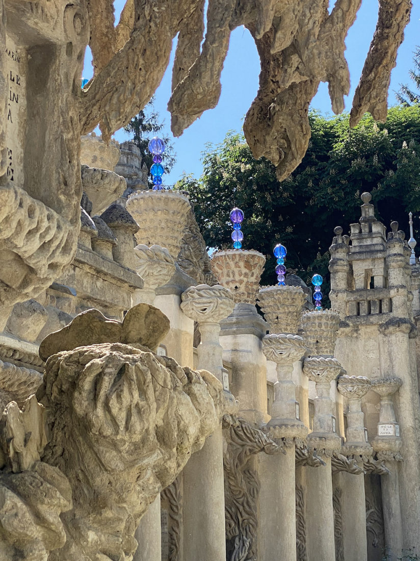 Palais idéal du facteur Cheval Othoniel oriflammes