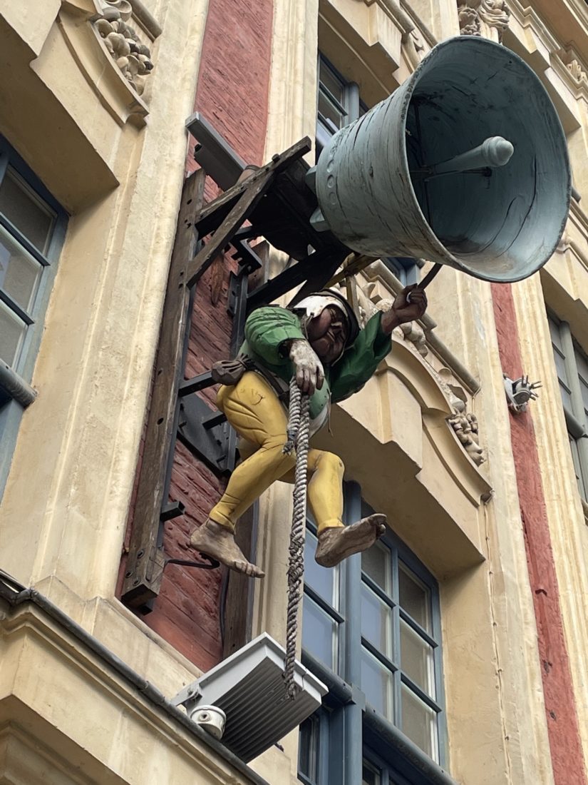 Lille enseigne cloche et statue