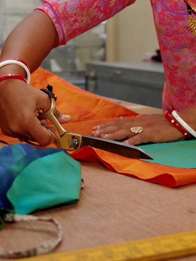 Fondation Nila Moti Penthalaz femme indienne -découpe tissu