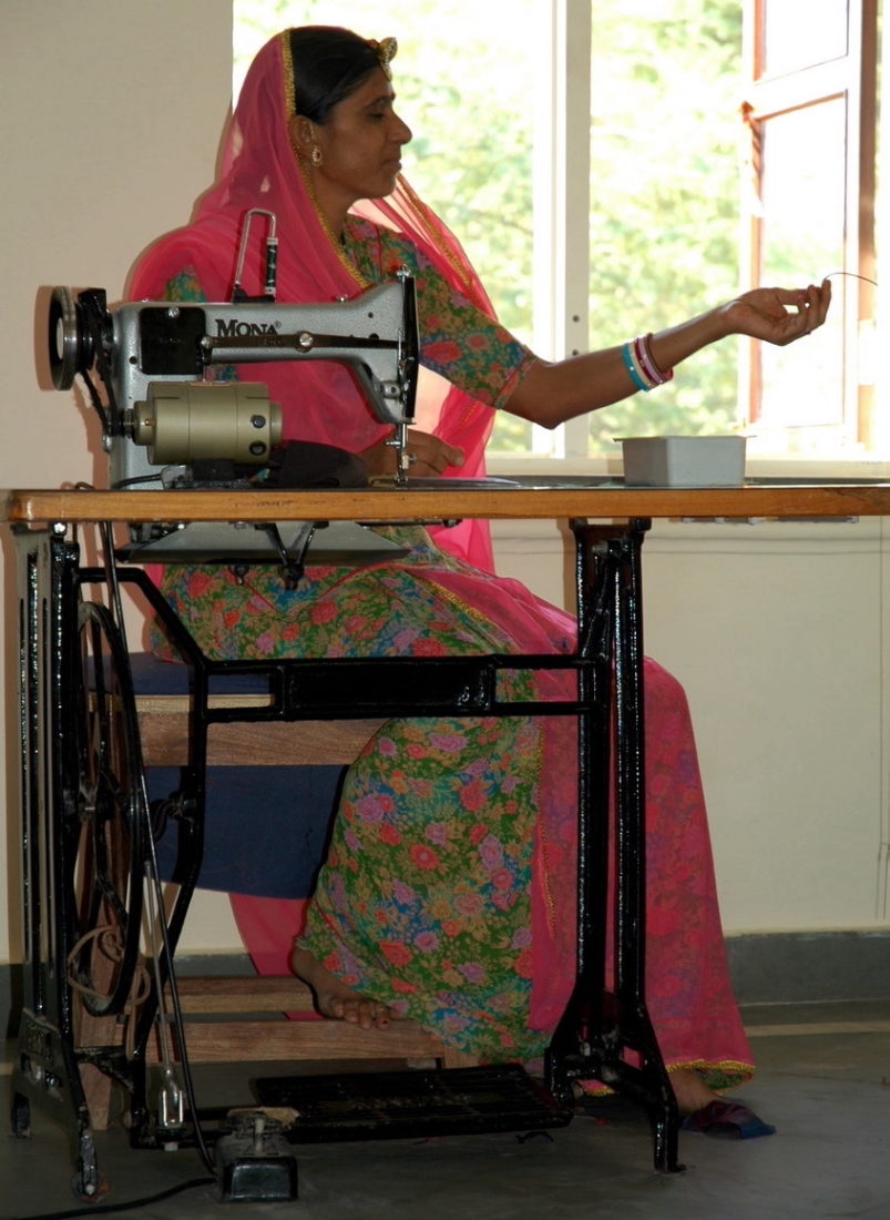 Fondation Nila Moti Penthalaz femme indienne et machine à coudre